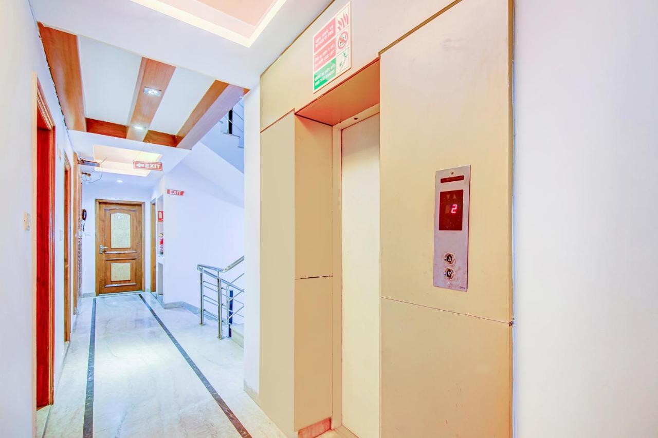 Hotel Apra Deluxe New Delhi Buitenkant foto
