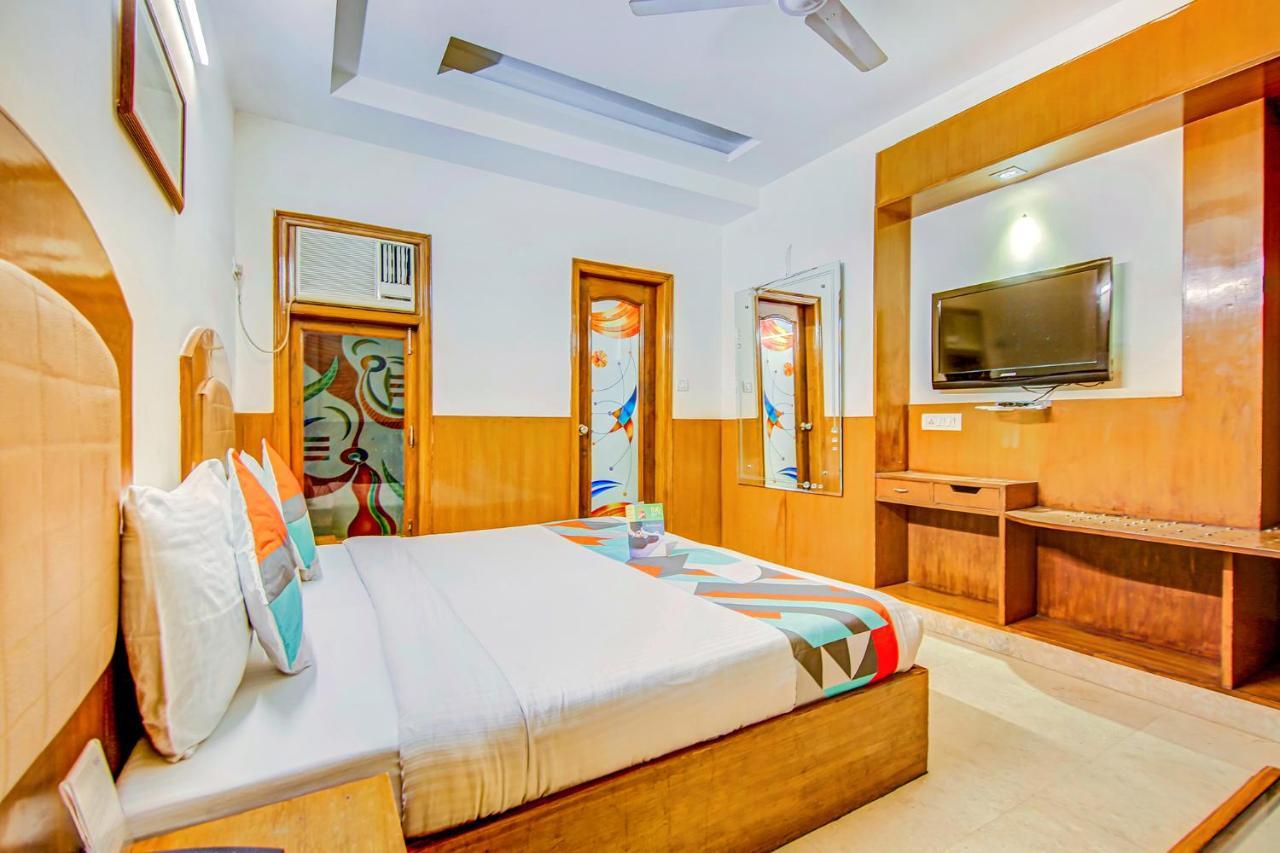 Hotel Apra Deluxe New Delhi Buitenkant foto