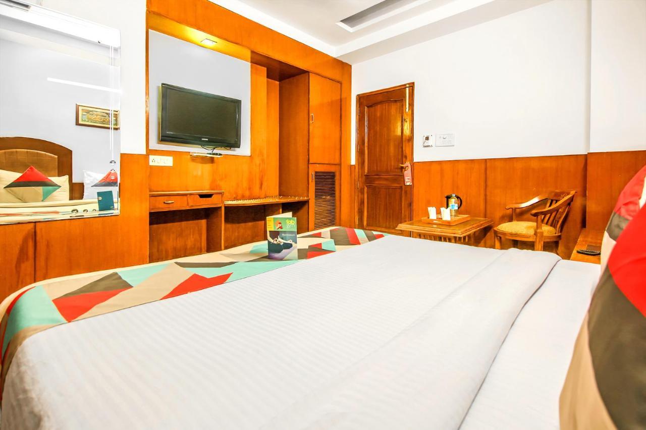 Hotel Apra Deluxe New Delhi Buitenkant foto