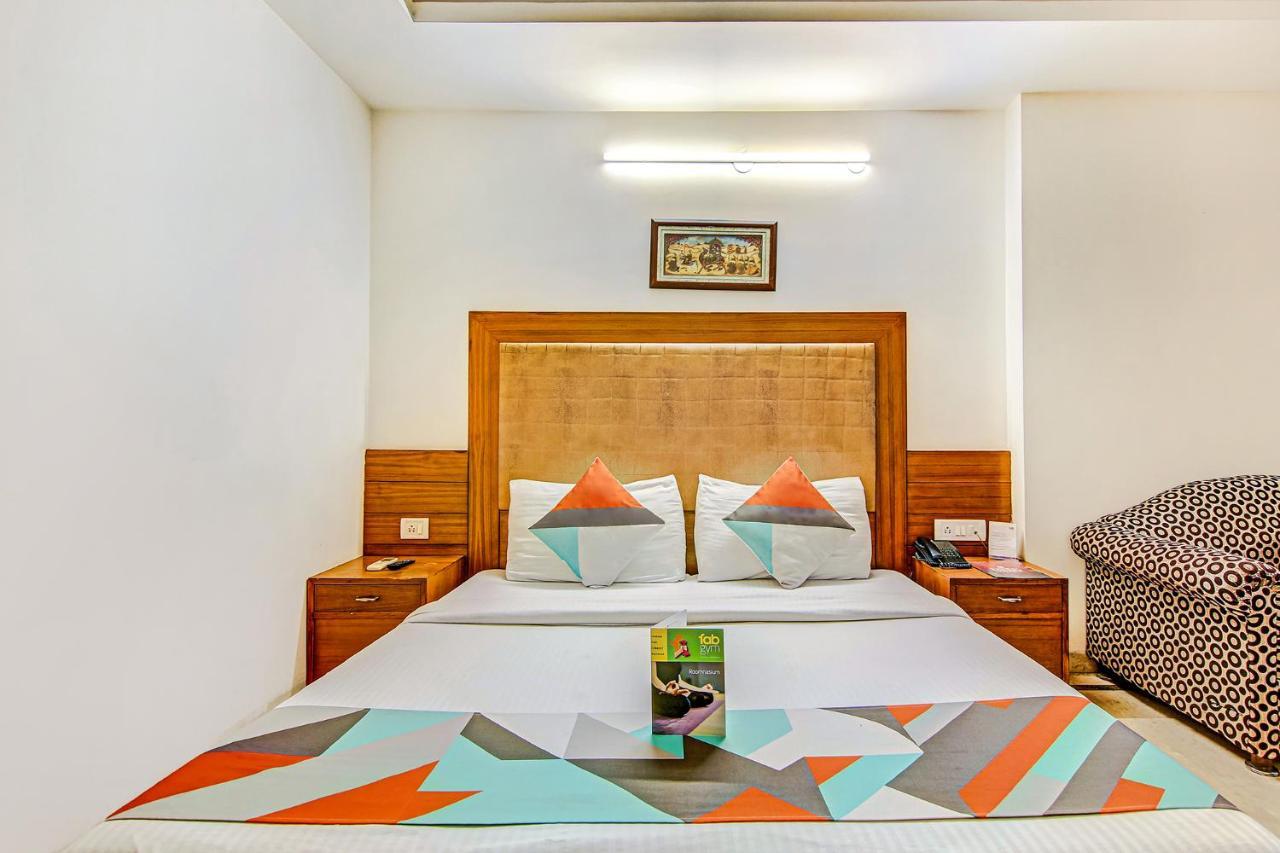Hotel Apra Deluxe New Delhi Buitenkant foto